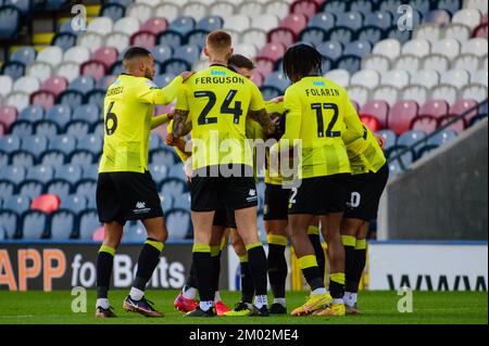 Rochdale, Großbritannien. 3.. Dezember 2022 Harrogate-Spieler feiern ihren Equalizer während des Spiels der Sky Bet League 2 zwischen Rochdale und Harrogate Town in der Crown Oil Arena, Rochdale, am Samstag, den 3.. Dezember 2022. (Kredit: Ian Charles | MI News) Kredit: MI News & Sport /Alamy Live News Stockfoto