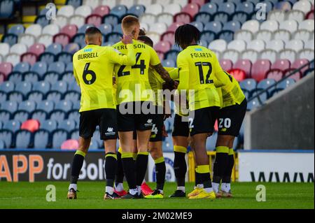 Rochdale, Großbritannien. 3.. Dezember 2022 Harrogate-Spieler feiern ihren Equalizer während des Spiels der Sky Bet League 2 zwischen Rochdale und Harrogate Town in der Crown Oil Arena, Rochdale, am Samstag, den 3.. Dezember 2022. (Kredit: Ian Charles | MI News) Kredit: MI News & Sport /Alamy Live News Stockfoto