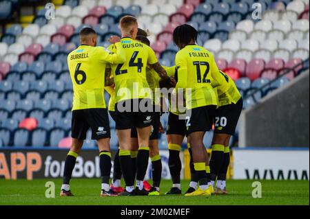 Rochdale, Großbritannien. 3.. Dezember 2022 Harrogate-Spieler feiern ihren Equalizer während des Spiels der Sky Bet League 2 zwischen Rochdale und Harrogate Town in der Crown Oil Arena, Rochdale, am Samstag, den 3.. Dezember 2022. (Kredit: Ian Charles | MI News) Kredit: MI News & Sport /Alamy Live News Stockfoto