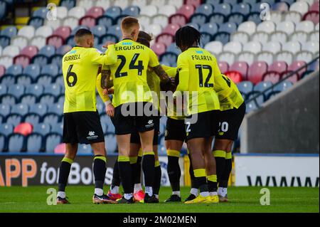 Rochdale, Großbritannien. 3.. Dezember 2022 Harrogate-Spieler feiern ihren Equalizer während des Spiels der Sky Bet League 2 zwischen Rochdale und Harrogate Town in der Crown Oil Arena, Rochdale, am Samstag, den 3.. Dezember 2022. (Kredit: Ian Charles | MI News) Kredit: MI News & Sport /Alamy Live News Stockfoto