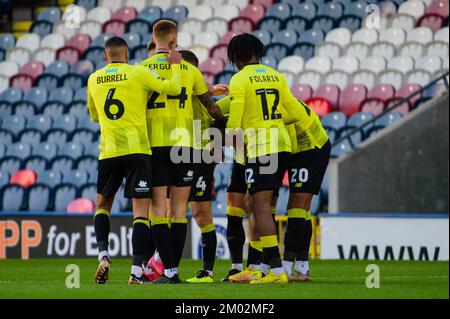 Rochdale, Großbritannien. 3.. Dezember 2022 Harrogate-Spieler feiern ihren Equalizer während des Spiels der Sky Bet League 2 zwischen Rochdale und Harrogate Town in der Crown Oil Arena, Rochdale, am Samstag, den 3.. Dezember 2022. (Kredit: Ian Charles | MI News) Kredit: MI News & Sport /Alamy Live News Stockfoto