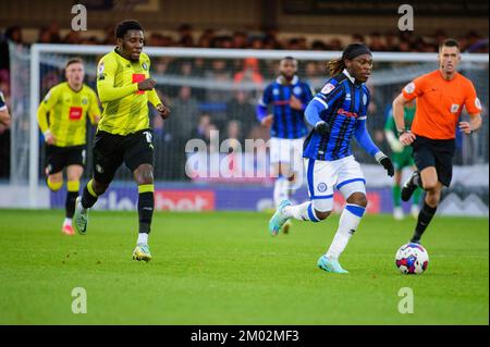 Rochdale, Großbritannien. 3.. Dezember 2022 Abraham Odoh von Rochdale AFC läuft am Samstag, den 3.. Dezember 2022, während des Spiels der Sky Bet League 2 zwischen Rochdale und Harrogate Town in der Crown Oil Arena, Rochdale, mit dem Ball. (Kredit: Ian Charles | MI News) Kredit: MI News & Sport /Alamy Live News Stockfoto