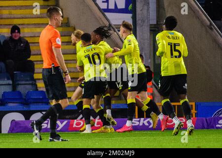 Rochdale, Großbritannien. 3.. Dezember 2022 Harrogate-Spieler feiern ihr zweites Tor während des Spiels der Sky Bet League 2 zwischen Rochdale und Harrogate Town in der Crown Oil Arena in Rochdale am Samstag, den 3.. Dezember 2022. (Kredit: Ian Charles | MI News) Kredit: MI News & Sport /Alamy Live News Stockfoto