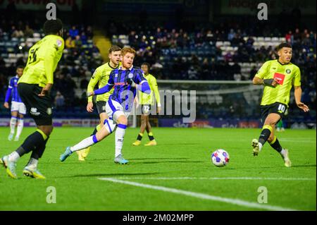 Rochdale, Großbritannien. 3.. Dezember 2022 Connor Malley of Rochdale AFC versucht am Samstag, den 3.. Dezember 2022, während des Spiels der Sky Bet League 2 zwischen Rochdale und Harrogate Town in der Crown Oil Arena in Rochdale einen Lauf. (Kredit: Ian Charles | MI News) Kredit: MI News & Sport /Alamy Live News Stockfoto