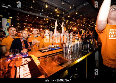 Eindhoven, Niederlande. 03.. Dezember 2022. EINDHOVEN - Fußballfans sehen das Spiel zwischen den Niederlanden und den Vereinigten Staaten während der WM-Runde 16 in einem Café auf der Stratumseind. ANP ROB ENGELAAR netherlands Out - belgium Out Credit: ANP/Alamy Live News Stockfoto