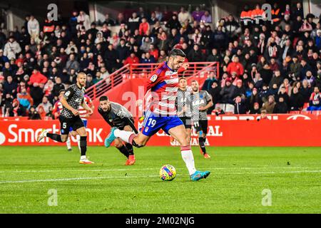 2. Dezember 2022: GRANADA, SPANIEN - 2. DEZEMBER: Jorge Molina von Granada CF feiert nach dem ersten Tor des Spiels zwischen Granada CF und Deportivo Alaves der La Liga Smartbank am 2. Dezember 2022 im Nuevo Los Carmenes in Granada, Spanien. (Kreditbild: © Samuel CarreÃ±O/PX Imagens über ZUMA Press Wire) Stockfoto