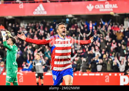 2. Dezember 2022: GRANADA, SPANIEN - 2. DEZEMBER: Jorge Molina von Granada CF feiert nach dem ersten Tor des Spiels zwischen Granada CF und Deportivo Alaves der La Liga Smartbank am 2. Dezember 2022 im Nuevo Los Carmenes in Granada, Spanien. (Kreditbild: © Samuel CarreÃ±O/PX Imagens über ZUMA Press Wire) Stockfoto