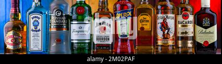 POZNAN, POL - 05. AUG 2021: Flaschen verschiedener globaler Hartlikörmarken, darunter Whiskey, Wodka, Tequila und Gin Stockfoto