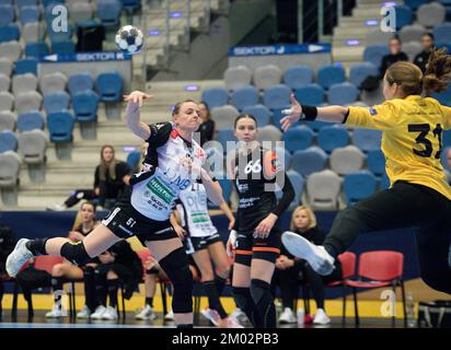 Chomutov, Tschechische Republik. 03.. Dezember 2022. Marketa Jerabkova von Kristiansand, Left, und Dominika Mullnerova in Aktion während der Runde der Handball Champions League 7. für Frauen, Gruppe A, Spiel Most gegen Kristiansand in Chomutov, Tschechische Republik, 3. Dezember 2022. Kredit: Jan Stastny/CTK Photo/Alamy Live News Stockfoto