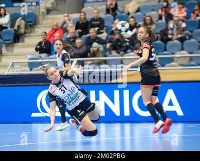 Chomutov, Tschechische Republik. 03.. Dezember 2022. Jana Knedlikova von Kristiansand und Tereza Eksteinova von Most in Aktion während der Runde der Women's Handball Champions League 7., Gruppe A, Spiel Most gegen Kristiansand in Chomutow, Tschechische Republik, 3. Dezember 2022. Kredit: Jan Stastny/CTK Photo/Alamy Live News Stockfoto