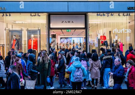 London, Großbritannien. 3.. Dezember 2022. Trotz der Krise der Lebenshaltungskosten gibt es immer noch viele Leute, die früh am Beginn der Weihnachtszeit in der Oxford Street einkaufen gehen. Kredit: Guy Bell/Alamy Live News Stockfoto