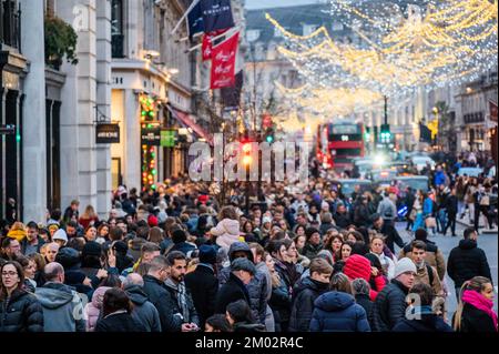London, Großbritannien. 3.. Dezember 2022. Trotz der Krise der Lebenshaltungskosten gibt es immer noch viele Leute, die früh am Weihnachtsbeginn in der Regent Street einkaufen gehen. Kredit: Guy Bell/Alamy Live News Stockfoto