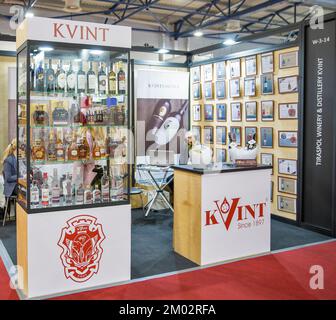 Kiew, Ukraine - 02. November 2021: Kvint Tiraspol Winery and Distillery Company Stand auf der Wein- und Spirituosenausstellung, Hauptveranstaltung für Wein und Spirituosen Stockfoto