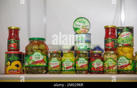 Kiew, Ukraine - 04. November 2021: TM RIO große Auswahl an Obst-, Gemüse- und Pilzkonserven auf der Wein- und Spirituosenausstellung, Hauptabend Stockfoto