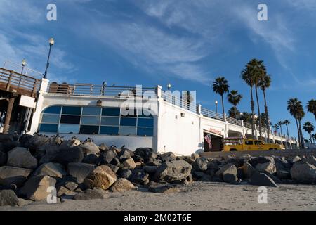 Die Sonne geht über dem Hauptquartier der Rettungsschwimmer am Oceanside Municipal Pier in Oceanside, Kalifornien, auf. Stockfoto