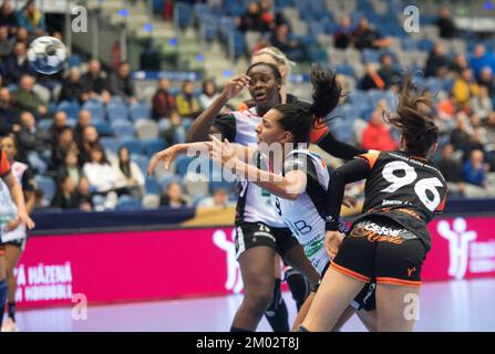 Chomutov, Tschechische Republik. 03.. Dezember 2022. Jamina Roberts von Kristiansand, Left, und Veronika Mikulaskova von Most in Aktion während der Runde Der Women's Handball Champions League 7., Gruppe A, Spiel Most gegen Kristiansand in Chomutov, Tschechische Republik, 3. Dezember 2022. Kredit: Jan Stastny/CTK Photo/Alamy Live News Stockfoto