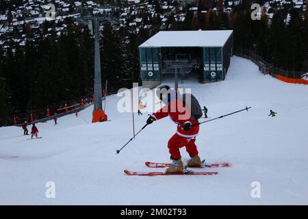 Verbier, Schweiz. 3.. Dezember 2022. Die Wintersaison wird offiziell im Skigebiet Verbier 4Vallées eröffnet. Wie es Tradition ist, verkleiden sich Tausende von Skifahrern und Snowboardern als St. Nicholas oder Santa Claus und Sie erhalten einen Rabatt auf die Skipisten für den Tag. Kredit: Aldercy Carling/Alamy Live News Stockfoto