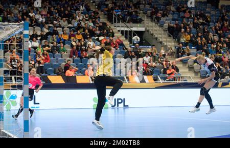 Chomutov, Tschechische Republik. 03.. Dezember 2022. Martine Andersen von Kristiansand, Right, und Ellen Janssen of Most in Action während der Runde der Women's Handball Champions League 7., Gruppe A, Spiel Most gegen Kristiansand in Chomutov, Tschechische Republik, 3. Dezember 2022. Kredit: Jan Stastny/CTK Photo/Alamy Live News Stockfoto