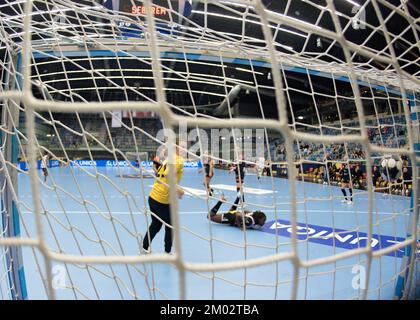 Chomutov, Tschechische Republik. 03.. Dezember 2022. Ellen Janssen von Most, Left und Lysa Tchaptchet von Kristiansand in Aktion während der Runde Der Women's Handball Champions League 7. Gruppe A Spiel Most gegen Kristiansand in Chomutov, Tschechische Republik, 3. Dezember 2022. Kredit: Jan Stastny/CTK Photo/Alamy Live News Stockfoto