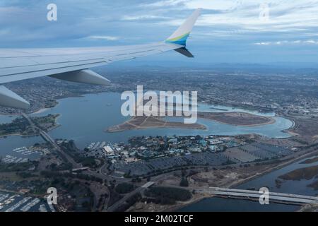 Luftaufnahme des Mission Bay Park von einer Boeing 737-900 nach dem Start vom San Diego International Airport in San Diego, Kalifornien. Stockfoto
