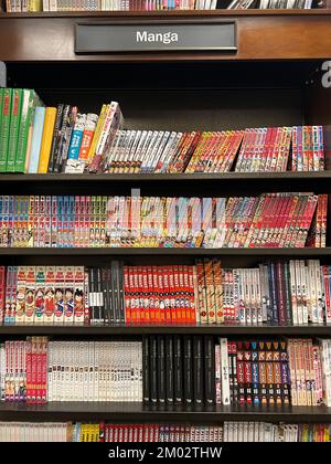 Manga-Romane sind sehr beliebt, wie dieser relativ große Bereich von Bücherregalen in einem Buchladen in NYC zeigt. Manga (Japanisch: 漫画 [maŋga])[a] sind Comics oder Graphic Novels aus Japan. Die meisten Manga entsprechen einem Stil, der im späten 19.. Jahrhundert in Japan entwickelt wurde[1], und die Form hat eine lange Vorgeschichte früherer japanischer Kunst.[ Stockfoto