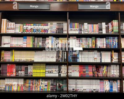 Manga-Romane sind sehr beliebt, wie dieser relativ große Bereich von Bücherregalen in einem Buchladen in NYC zeigt. Manga (Japanisch: 漫画 [maŋga])[a] sind Comics oder Graphic Novels aus Japan. Die meisten Manga entsprechen einem Stil, der im späten 19.. Jahrhundert in Japan entwickelt wurde[1], und die Form hat eine lange Vorgeschichte früherer japanischer Kunst.[ Stockfoto