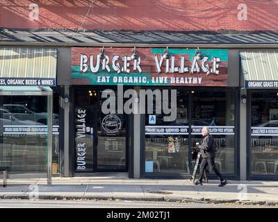 Das Bio-Label ist sogar in der Welt der Burgerrestaurants ein großer Anziehungspunkt. Burger Village, 7. Avenue, Brooklyn, New York. Stockfoto