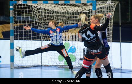 Chomutov, Tschechische Republik. 03.. Dezember 2022. Veronika Andryskova von Most, Right und Julie Poulsen von Kristiansand in Aktion während der Runde Der Handball-Champions-League-7. in der Gruppe A Most gegen Kristiansand in Chomutov, Tschechische Republik, 3. Dezember 2022. Kredit: Jan Stastny/CTK Photo/Alamy Live News Stockfoto