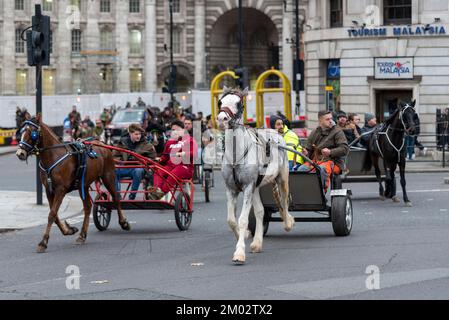 Westminster, London, Großbritannien. 3.. Dezember 2022. Eine Reihe von Pony und Fallen sind durch die Stadt Westminster geritten, durch den Trafalgar Square Verkehr. Veranstaltung mit dem Titel London Christmas Horse Drive, of Gypsies, Travellers and Visitors aus ganz Großbritannien. Die Fahrgeschäfte werden als wohltätige Zwecke bezeichnet. Stockfoto