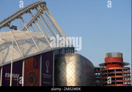 Vor dem Spiel der FIFA-Weltmeisterschaft 16 im Khalifa International Stadium in Al Rayyan, Katar, bietet sich ein Blick vom Stadion aus. Foto: Samstag, 3. Dezember 2022. Stockfoto