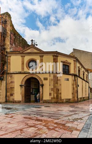 Oviedo, Spanien - 3. Dezember 2022: Kapelle der Balesquida in Oviedo, Asturien Spanien gegründet im Jahr 1232 Hauptquartier der Bruderschaft Balesquida Stockfoto