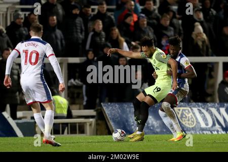 Hartlepool, Großbritannien. 3.. Dezember 2022Stockport Kyle Wootton im County kämpft am Samstag, den 3.. Dezember 2022, beim Sky Bet League 2-Spiel zwischen Hartlepool United und Stockport County im Victoria Park, Hartlepool, gegen Rollin Menayese von Hartlepool United. (Kredit: Mark Fletcher | MI News) Kredit: MI News & Sport /Alamy Live News Stockfoto