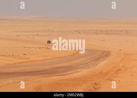 Swakopmund, Namibia - 02. Oktober 2018: Auto auf Schotter, namibische Straße. Namibische Wildnis. Stockfoto