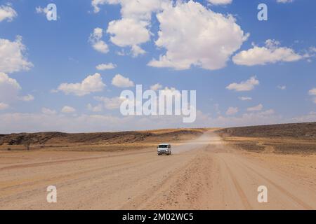 Swakopmund, Namibia - 02. Oktober 2018: Auto auf Schotter, namibische Straße. Namibische Wildnis. Stockfoto