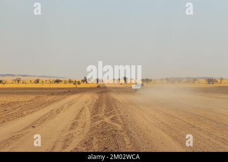 Swakopmund, Namibia - 02. Oktober 2018: Auto auf Schotter, namibische Straße. Namibische Wildnis. Stockfoto