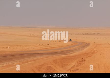 Swakopmund, Namibia - 02. Oktober 2018: Auto auf Schotter, namibische Straße. Namibische Wildnis. Stockfoto