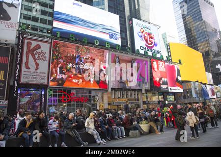 Am Broadway in New York City am Times Square gibt es überall Plakate, auf denen sich die Gäste entspannen können. Stockfoto