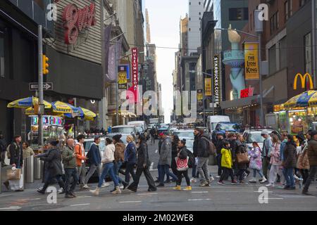 Auf dem Broadway über die 45. Street am Times Square, New York City, laufen Menschenmassen. Stockfoto