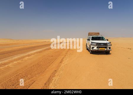 Swakopmund, Namibia - 02. Oktober 2018: Typischer 4x4-Mietwagen in Namibia, ausgestattet mit Campingausrüstung und einem Dachzelt. Namibische Wildnis. Stockfoto