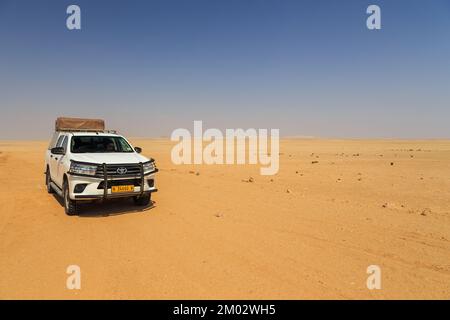 Swakopmund, Namibia - 02. Oktober 2018: Typischer 4x4-Mietwagen in Namibia, ausgestattet mit Campingausrüstung und einem Dachzelt. Namibische Wildnis. Stockfoto