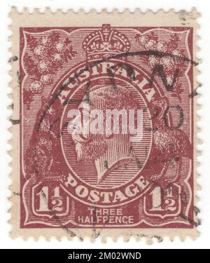 AUSTRALIEN — 1924: Eine rot-braune Briefmarke von 1½ Pence, die ein Porträt von König George V (George Frederick Ernest Albert) zeigte, war König des Vereinigten Königreichs und der britischen Dominionen und Kaiser von Indien, vom 6. Mai 1910 bis zu seinem Tod im Jahr 1936. George wurde während der Herrschaft seiner Großmutter Queen Victoria geboren und war der zweite Sohn von Albert Edward, Prinz von Wales, und war der Dritte in der Nachfolge auf den britischen Thron hinter seinem Vater und seinem älteren Bruder, Prinz Albert Victor Stockfoto