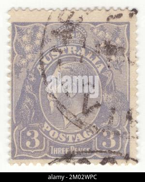 AUSTRALIEN — 1924: An 3 Pences ultramariner Briefmarke, die ein Porträt von König George V (George Frederick Ernest Albert) zeigt, war König des Vereinigten Königreichs und der britischen Dominionen, und Kaiser von Indien, vom 6. Mai 1910 bis zu seinem Tod im Jahr 1936. George wurde während der Herrschaft seiner Großmutter Queen Victoria geboren und war der zweite Sohn von Albert Edward, Prinz von Wales, und war der Dritte in der Nachfolge auf den britischen Thron hinter seinem Vater und seinem älteren Bruder, Prinz Albert Victor Stockfoto