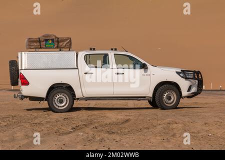 Swakopmund, Namibia - 02. Oktober 2018: Typischer 4x4-Mietwagen in Namibia, ausgestattet mit Campingausrüstung und einem Dachzelt. Namibische Wildnis. Stockfoto