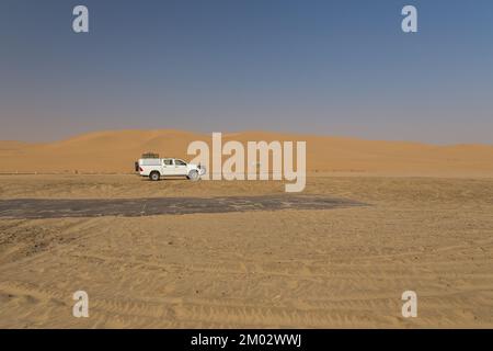 Swakopmund, Namibia - 02. Oktober 2018: Typischer 4x4-Mietwagen in Namibia, ausgestattet mit Campingausrüstung und einem Dachzelt. Namibische Wildnis. Stockfoto