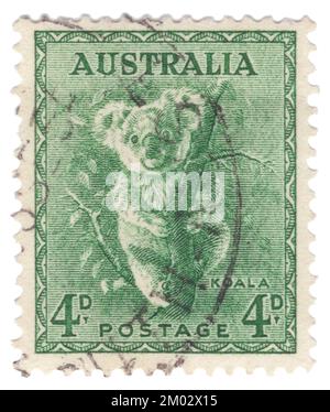 AUSTRALIEN – 1942: Eine grüne Briefmarke mit 4 Pence, die die Serien Koala, King George VI und Queen Elizabeth darstellt. Der Koala oder, genauer gesagt, der Koalabär (Phascolarctos cinereus) ist ein arborealer, pflanzenfressender Beutelmist aus Australien. Es ist der einzige noch existierende Vertreter der Familie Phascolarctidae und seine engsten lebenden Verwandten sind die Wombats. Der Koala findet sich in Küstengebieten der östlichen und südlichen Regionen des Festlands in Queensland, New South Wales, Victoria und Südaustralien Stockfoto