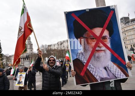 London, England, Großbritannien. 3.. Dezember 2022. Demonstranten nehmen an einer Demonstration Teil, die vom Trafalgar Square zum Parliament Square marschiert, um sich mit dem zunehmenden Freiheitsaufstand im Iran über den Tod von Mahsa Amini nach ihrer Festnahme durch die iranische Moralpolizei zu solidarisieren. Mahsa Amini wurde am 16. September in Haft getötet, nachdem sie festgenommen wurde, weil sie angeblich gegen die iranischen Gesetze für Frauen verstoßen hat, die Hijab, Kopftücher und bescheidene Kleidung tragen. (Bild: © Thomas Krych/ZUMA Press Wire) Stockfoto