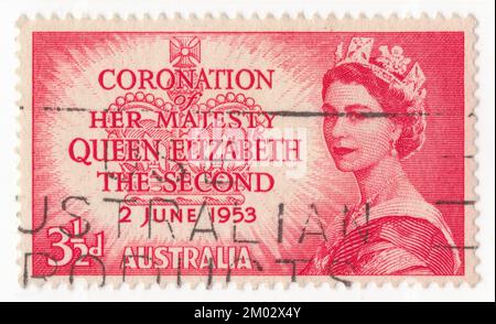 AUSTRALIEN — 1953. Juni 2: Ein rot-brauner Briefstempel 3½ Pence mit Porträt von Königin Elizabeth II., Krönungsausgabe. Elizabeth II (Elizabeth Alexandra Mary) war vom 6. Februar 1952 bis zu ihrem Tod im Jahr 2022 Königin des Vereinigten Königreichs und anderer Commonwealth-Reiche. Sie war Königin der 32 souveränen Staaten während ihres Lebens und war Staatsoberhaupt von 15 Reichen zum Zeitpunkt ihres Todes. Ihre Herrschaft von 70 Jahren und 214 Tagen war die längste aller britischen Monarchen und die längste verifizierte Herrschaft aller weiblichen Monarchen in der Geschichte Stockfoto