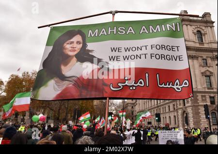 London, England, Großbritannien. 3.. Dezember 2022. Demonstranten nehmen an einer Demonstration Teil, die vom Trafalgar Square zum Parliament Square marschiert, um sich mit dem zunehmenden Freiheitsaufstand im Iran über den Tod von Mahsa Amini nach ihrer Festnahme durch die iranische Moralpolizei zu solidarisieren. Mahsa Amini wurde am 16. September in Haft getötet, nachdem sie festgenommen wurde, weil sie angeblich gegen die iranischen Gesetze für Frauen verstoßen hat, die Hijab, Kopftücher und bescheidene Kleidung tragen. (Bild: © Thomas Krych/ZUMA Press Wire) Stockfoto