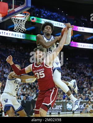 Philadelphia, Pennsylvania, USA. 03.. Dezember 2022. Oklahoma Sooners Forward Tanner Groves (35) und Villanova Wildcats bewachen Jordan Longino (15) beim NCAA-Basketballspiel kämpfen die Villanova Wildcats und die Oklahoma Sooners im Wells Fargo Center in Philadelphia, Pennsylvania, um die Erholung. Wes Hight/CSM/Alamy Live News Stockfoto