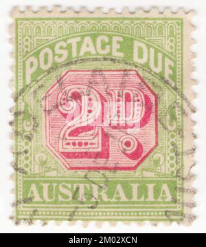 AUSTRALIEN — 1909: Ein Stempel mit 1 Pence grüner und karminfarbener Briefmarke, auf dem Zahlen und Ziergegenstände abgebildet sind. Australien, offiziell das Commonwealth of Australia, ist ein souveränes Land, das das Festland des australischen Kontinents, die Insel Tasmanien und zahlreiche kleinere Inseln umfasst. Australien ist der älteste, flachste und trockenste bewohnte Kontinent mit den am wenigsten fruchtbaren Böden. Es ist ein megaweites Land und seine Größe verleiht ihm eine große Vielfalt an Landschaften und Klimabedingungen, mit Wüsten im Zentrum, tropischen Regenwäldern im Nordosten und Bergketten im Südosten Stockfoto